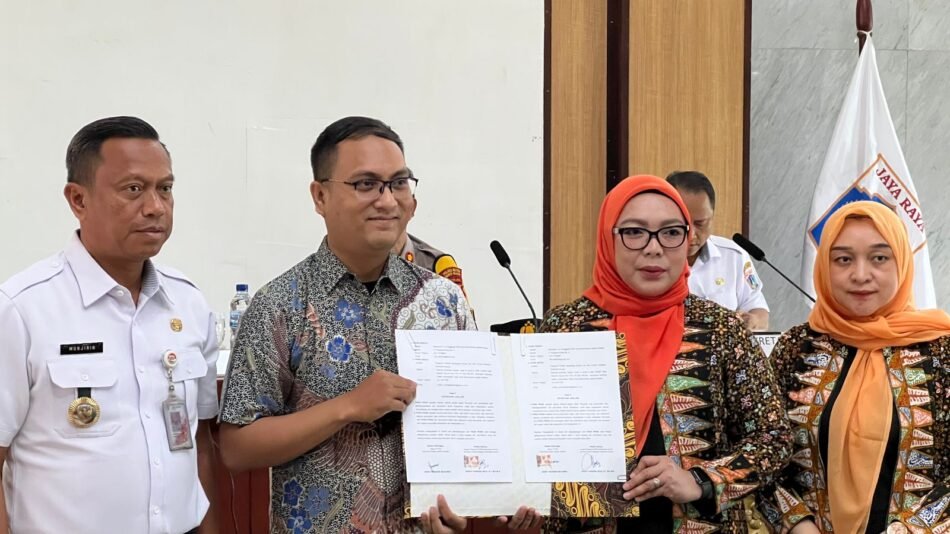 Penyerahan Hasil Panen Synthesis Farm dan Kesepakatan Pemanfaatan Hidroponik Synthesis Development di Kelurahan Menteng Dalam